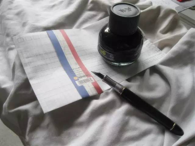 衣服染上了别的颜色怎么才能洗掉,衣服上染上别的颜色怎么才能洗掉