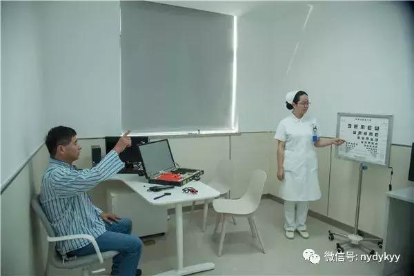 左眼失明且瞳孔变灰了,眼睛进沙子导致失明