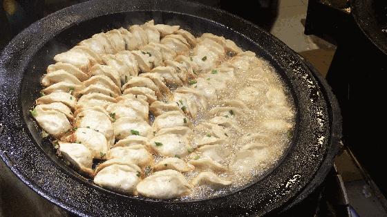 早餐界的排队王----乔馋锅贴,1.2一个居然年赚200多万元