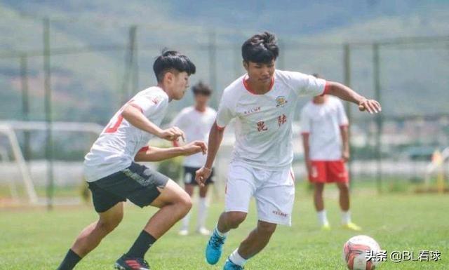 云南水中踢球小伙进专业队试训,19岁云南少年在水中踢球