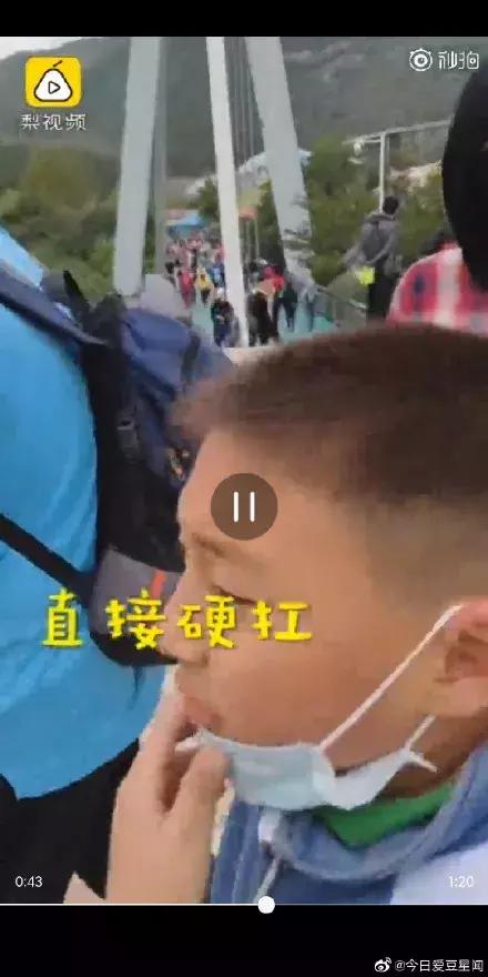 棉被护体！浴巾裹头！冷空气发飙，游客使出抗冻奇招：再冷我们都要玩