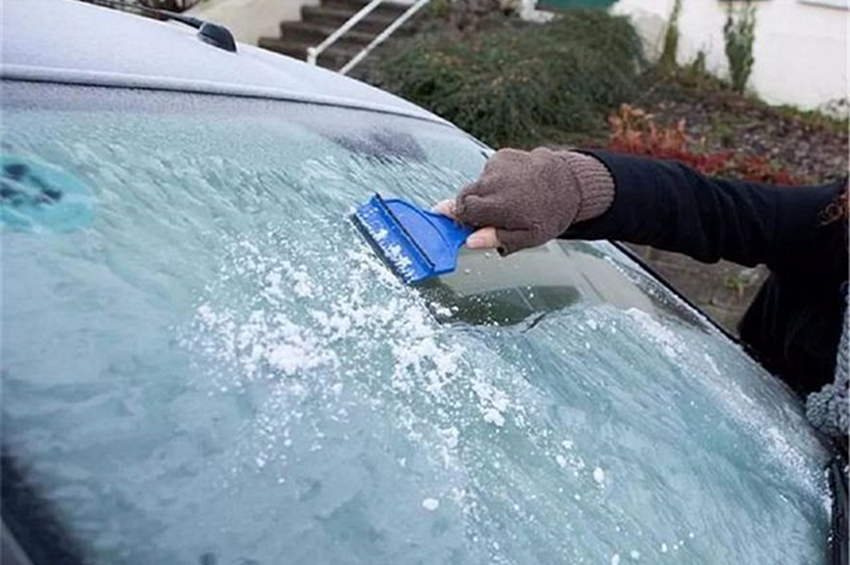 冬天前挡风玻璃冻冰怎么处理,前挡风玻璃冻冰能用玻璃水吗