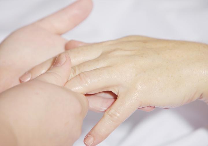 高血糖引起手臂疼痛是啥病,左手大拇指和食指发麻和高血糖