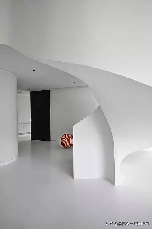 旋转楼梯有没有高端一点的,旋转楼梯适合轻奢风还是新中式