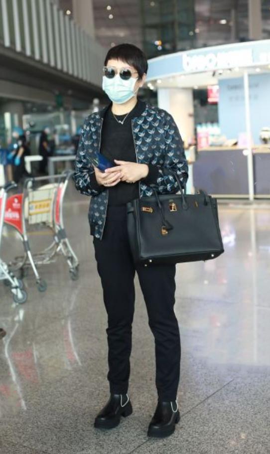 57岁张凯丽穿什么,张凯丽穿蓝色夹克