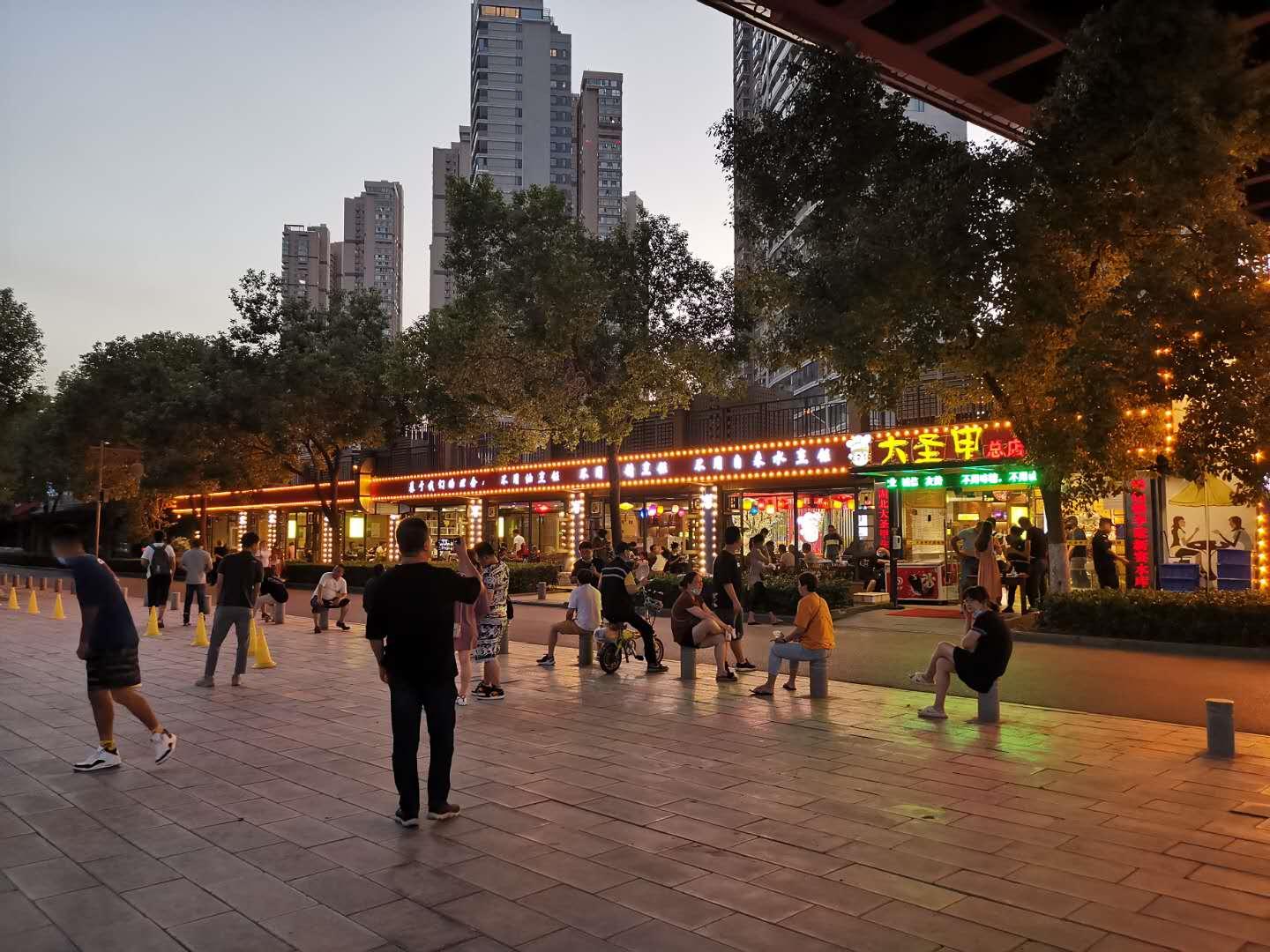 开在桥上饭店武汉,鹦鹉洲大桥下的餐馆