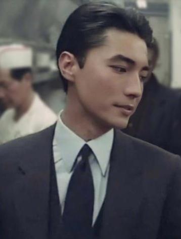 他是“最美东方男子”,曾受伤找裁缝缝8针,被挚爱拒绝孤独一生