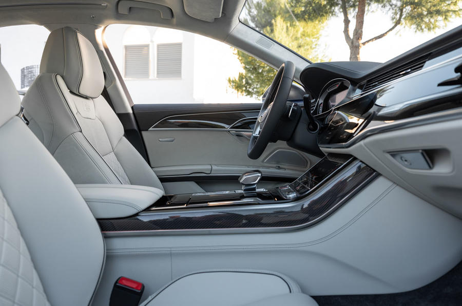 3.8秒破百是什么级别,2023奥迪s8最新款顶配黑武士