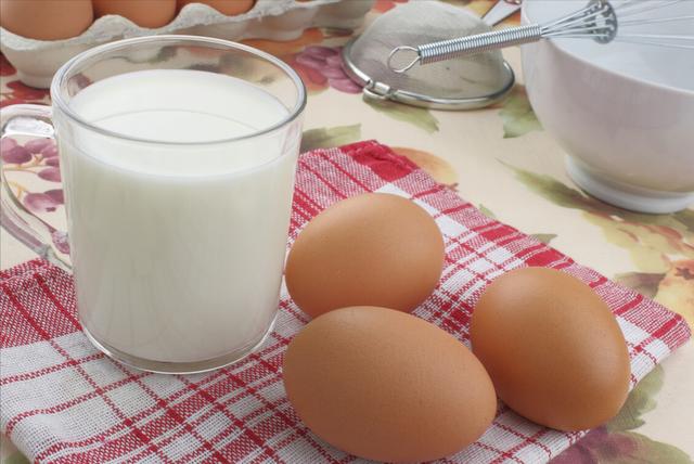 鸡蛋牛奶豆浆哪个营养价值更高,油条配牛奶还是豆浆好