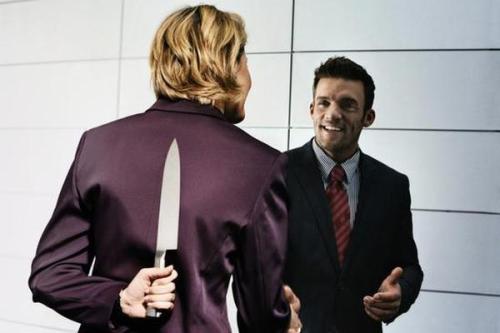 面对职场谣言如何处理,一定要辨别是非不要盲目散布谣言