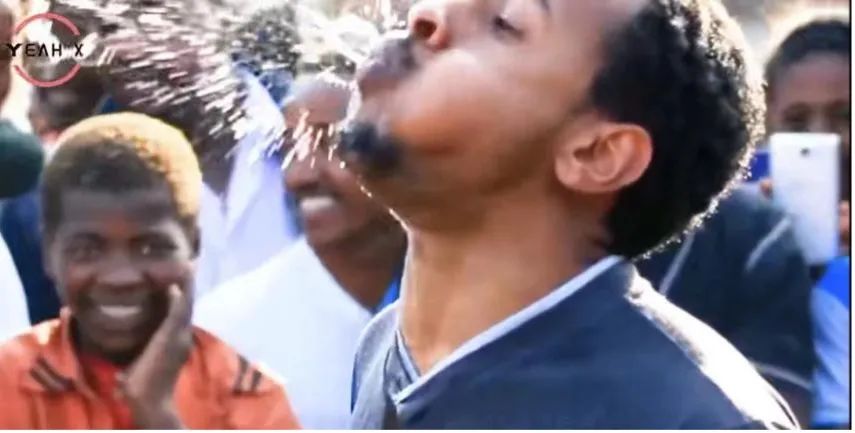 为什么足球运动员边喝水边吐水,为什么足球运动员喝水要吐掉