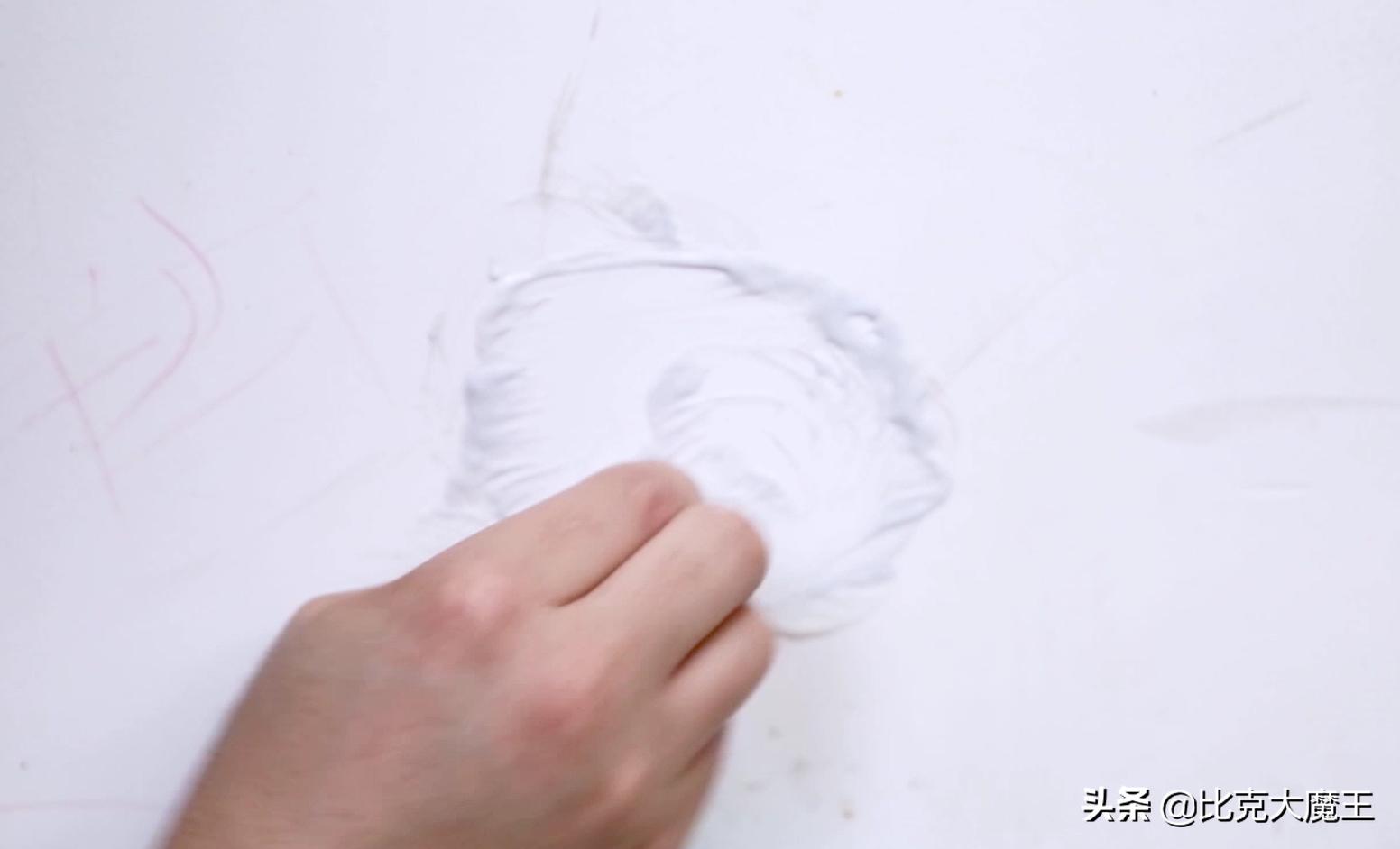 白墙脏了最好别用水擦,白墙脏了不用怕清洗用这招