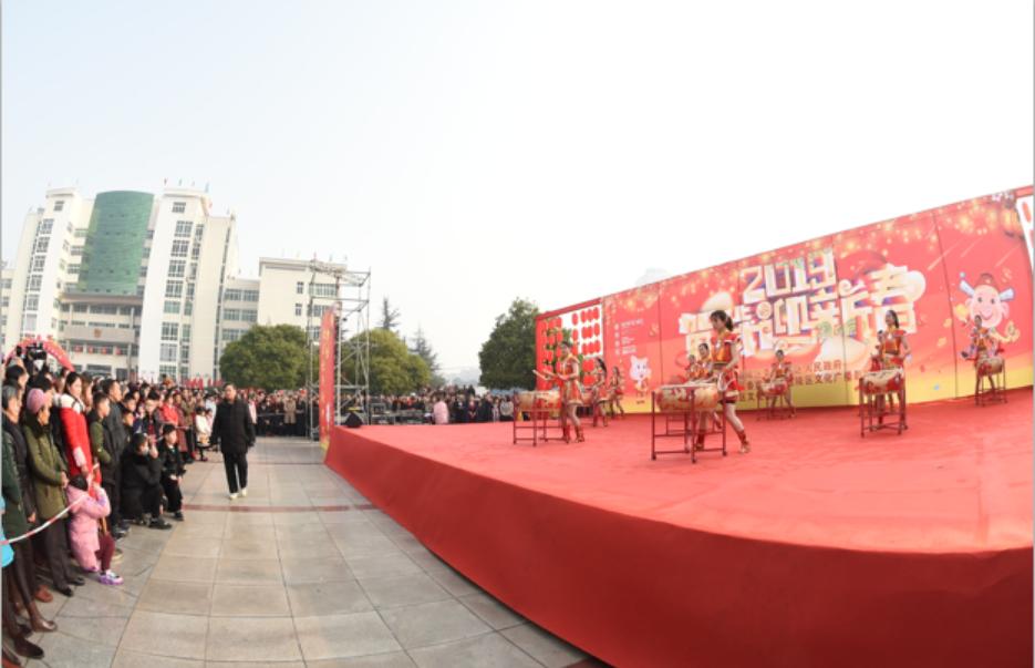 广元市老城小西街嘉陵广场,看看广场有多热闹