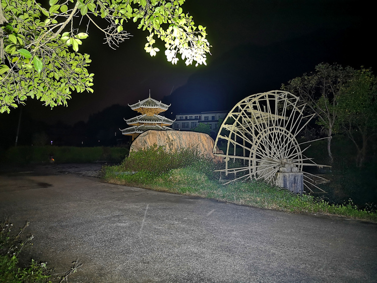 自从拍完这个手电之后,公园里人少了好多