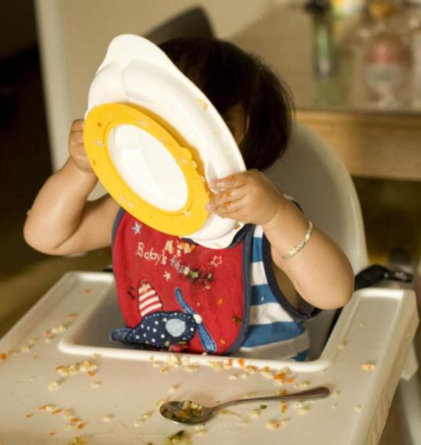 嫌弃宝宝自己吃饭脏就喂饭,嫌弃宝宝吃得多是妈妈有问题