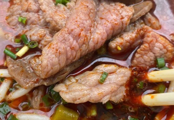 武昌这家牛肉粉13块一碗牛肉超多,武汉青山有名的牛肉粉