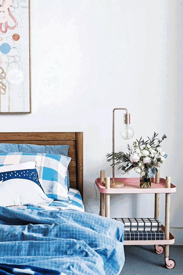 卧室放不下两个床头柜放什么好看,卧室太小床头柜效果图