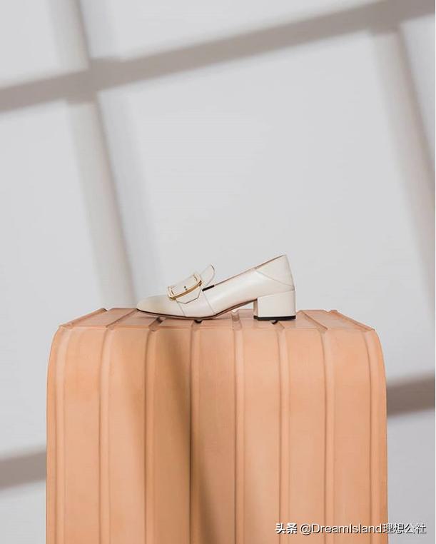 街拍白色乐福鞋,达妹街拍图文