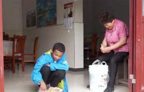 11年前,浙江农村奶奶收养了一个黑人小孩巴比,后来他怎么样了?