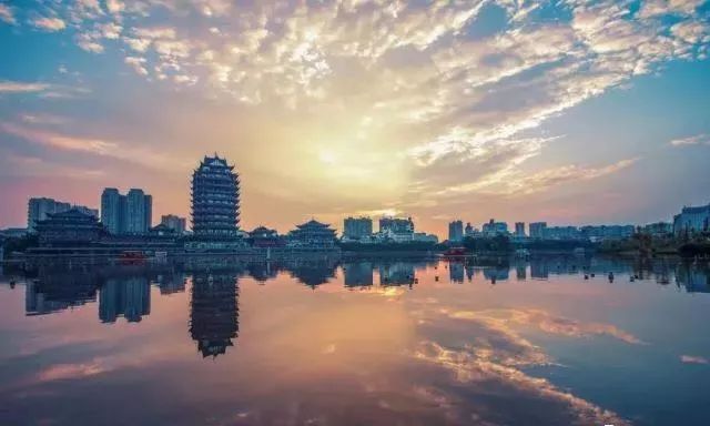 一泡而红!四川这座小城已火向全球,今天万人齐聚!