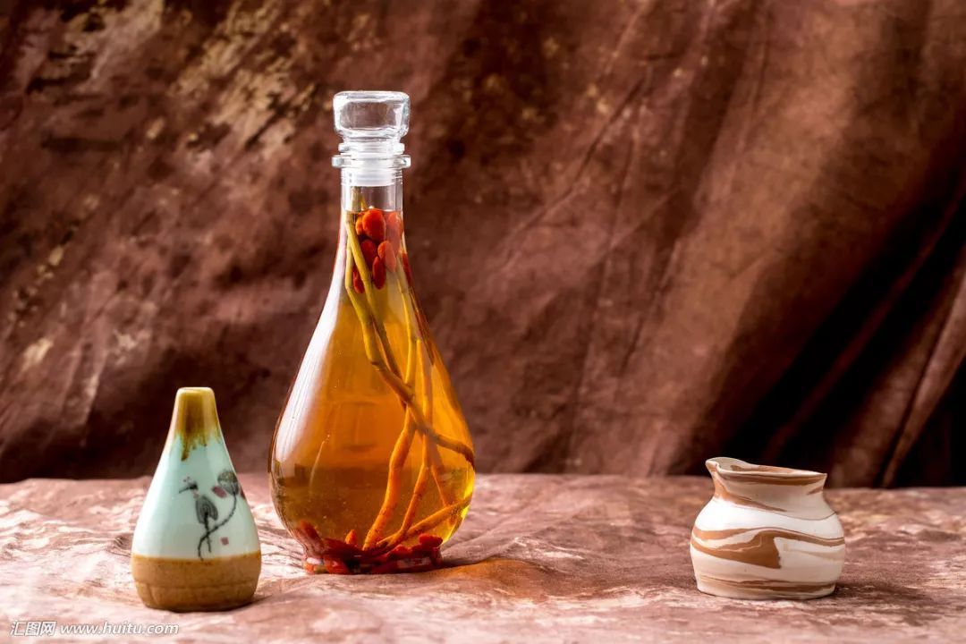 不会喝酒的人喝点药酒有好处吗,喝白酒和喝药酒哪个好