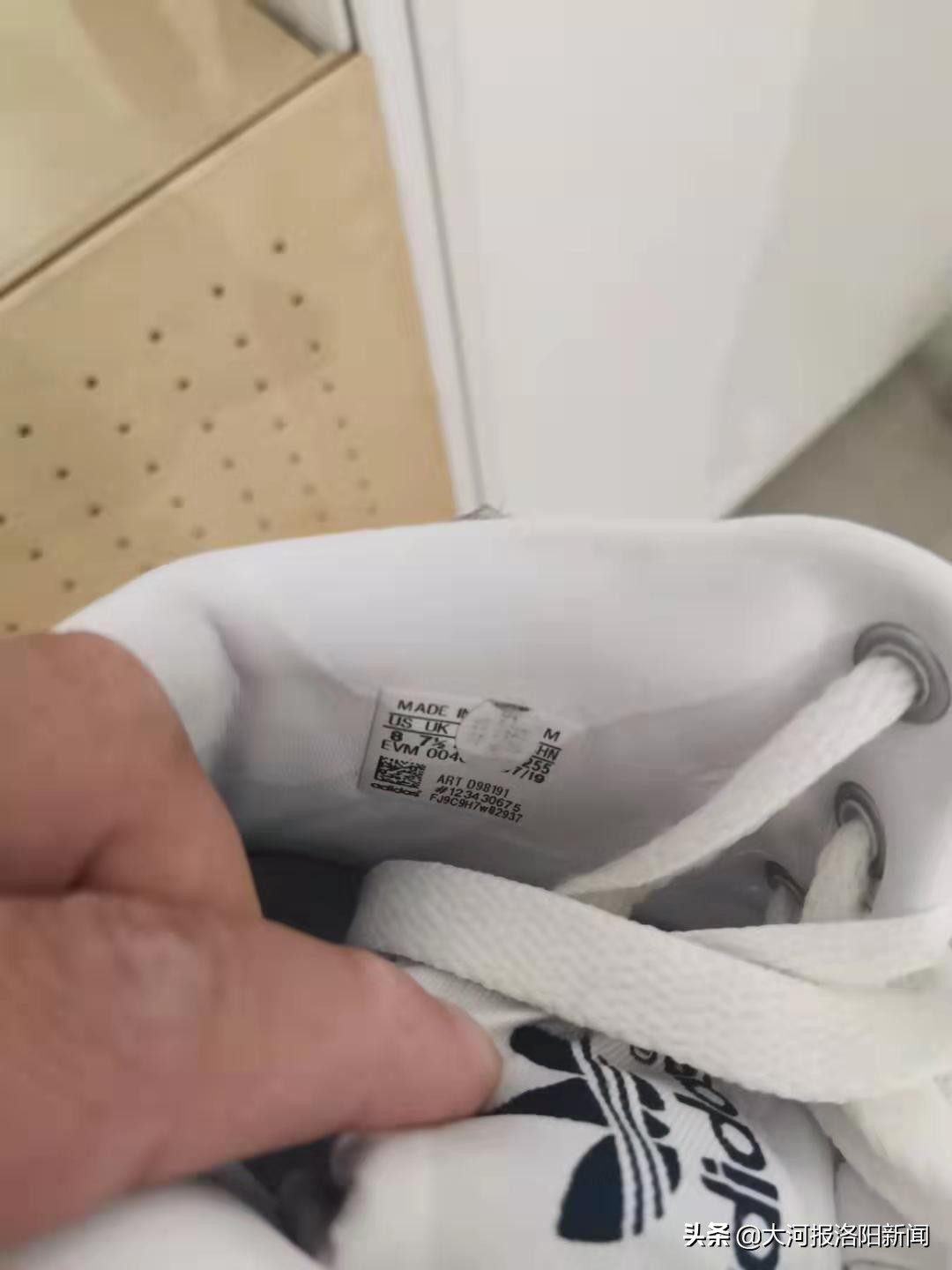 阿迪达斯三叶草鞋子脱胶怎么处理,男子买阿迪10天开裂