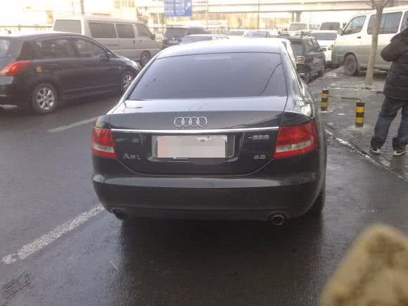 年轻小夫妻秀恩爱，车牌都是情侣号，身后车标是亮点