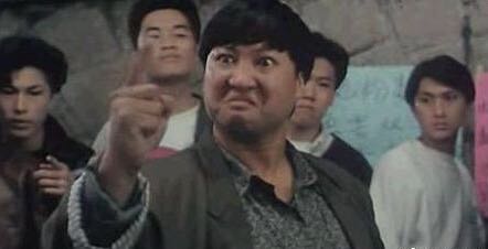 洪金宝抽雪茄戴金链,68岁洪金宝身体瘦成皮包骨头