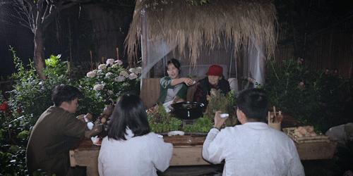 用废弃木床做书架,多功能流觞曲水桌