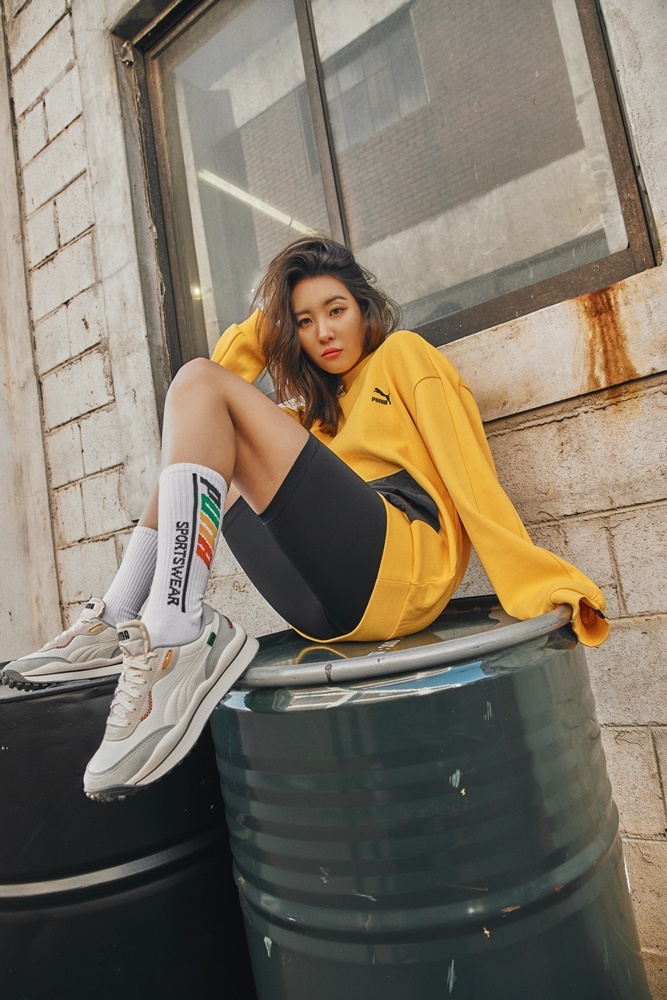 “南韩腿精”李宣美*服私**，白T超短裤加棒球外套，大长腿抢镜