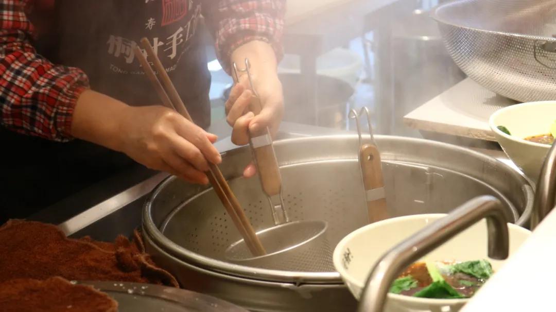 我只吃小面!打卡了这家手工粉后我真香了