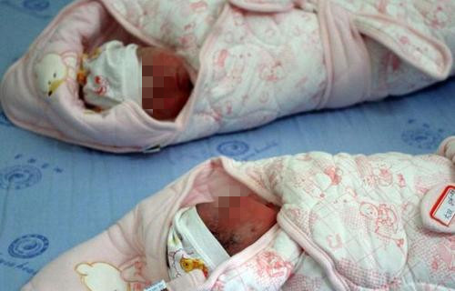 一对双胞胎“两个爸爸”,亲子鉴定师笑了:这比中彩票还难