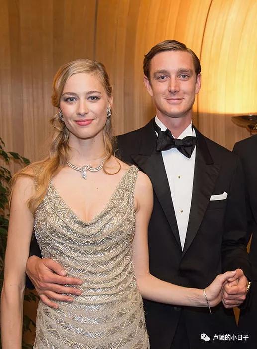 摩纳哥王妃终于精心打扮,摩纳哥最美王妃穿衣搭配