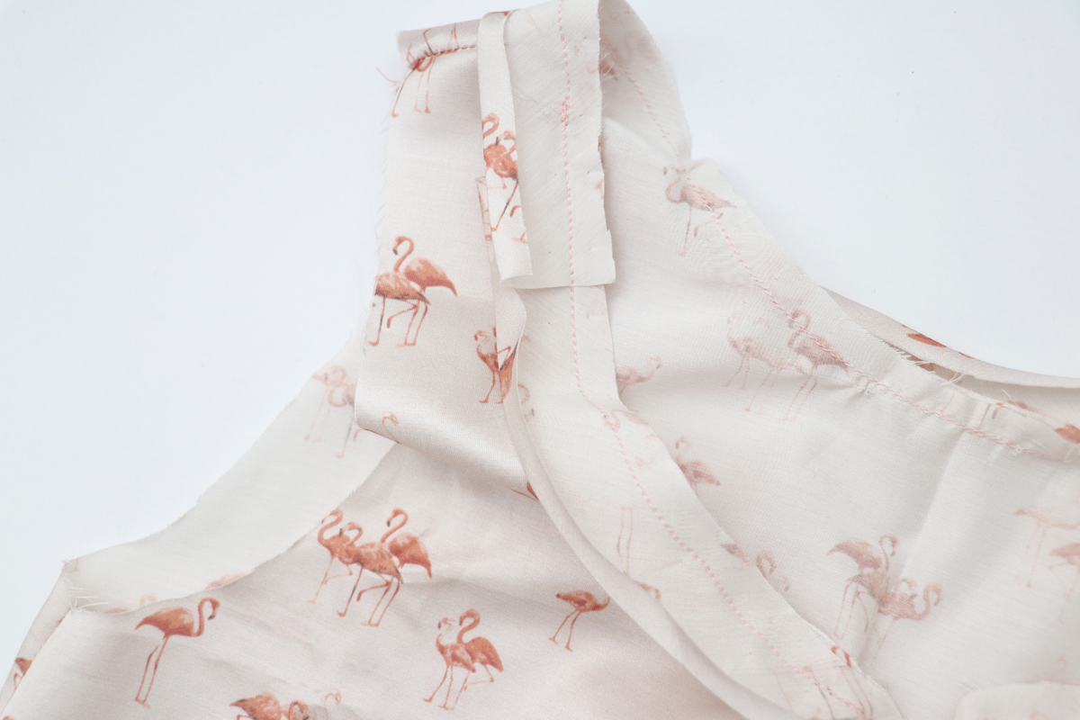 领口和领子的缝合方法,v领领口中间有三针平针缝合方法