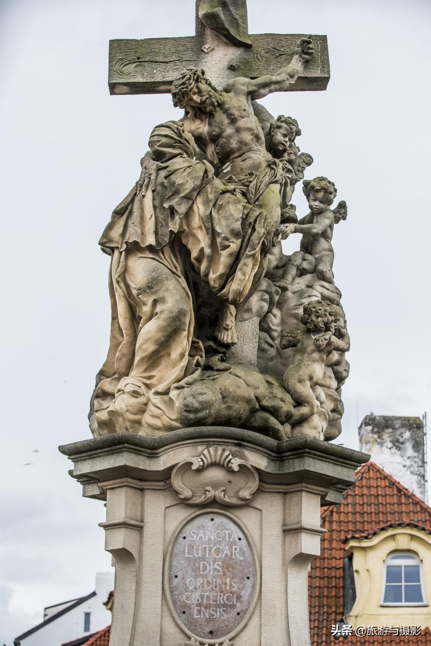 查理大桥雕塑作品介绍 (查理大桥的雕塑)