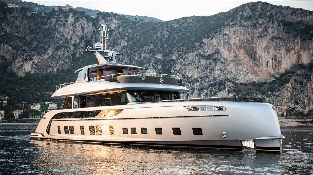 开过我们的豪车，再坐一坐我们的游艇！