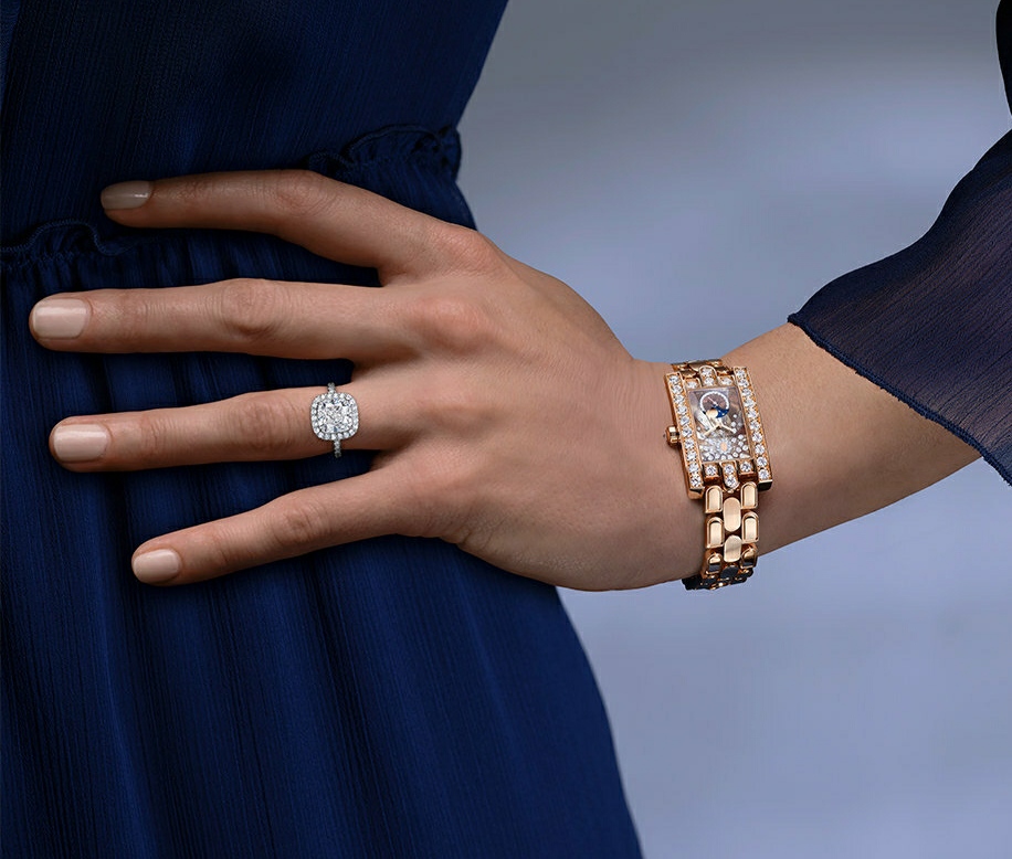 买钻戒买周大福好还是卡地亚好,钻石5万左右选什么品牌的钻戒