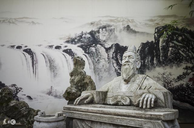 小说：他穿越后没有武功，反而要靠昔日的剑灵教他修炼