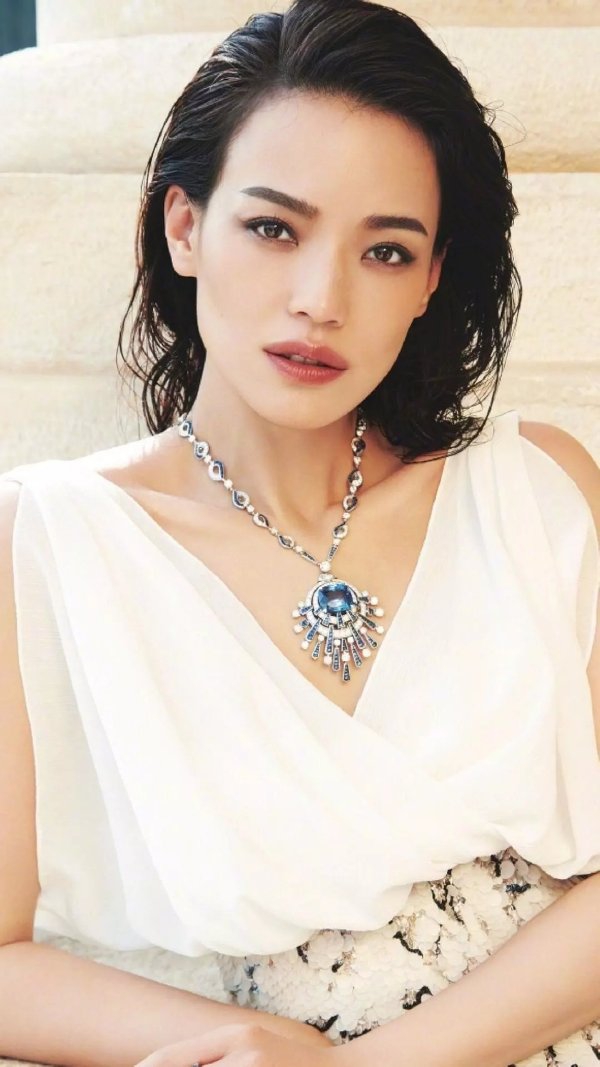 出场前吹成绝世美人,出场后却大失所望,看了感觉真尴尬