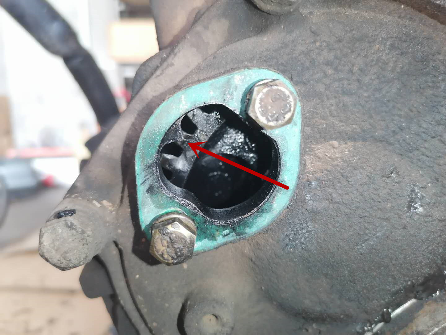 发动机冒白烟蓝烟烧机油,尾气大量冒蓝烟要不要大修发动机