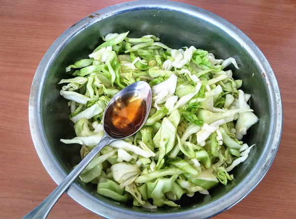凉拌圆白菜最好吃的制作方法,爽口酸甜圆白菜的腌制方法