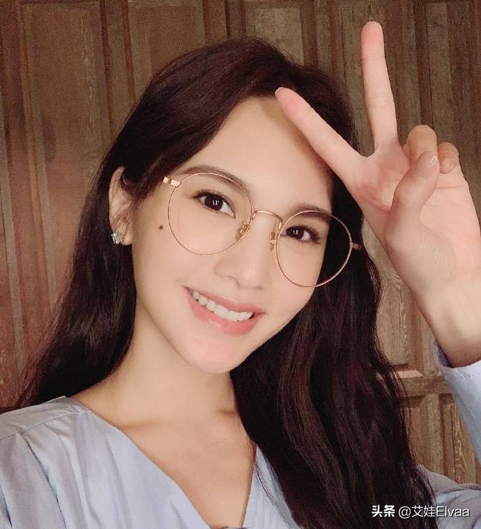 杨丞琳参加活动,杨丞琳穿绿裙子