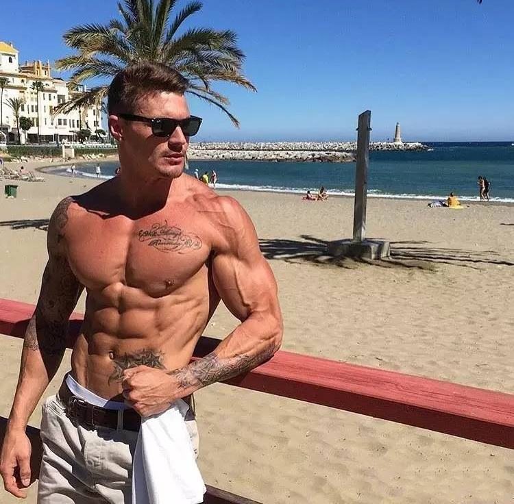 一对哑铃练全身成就完美身材,在家练哑铃多久可以练出好身材