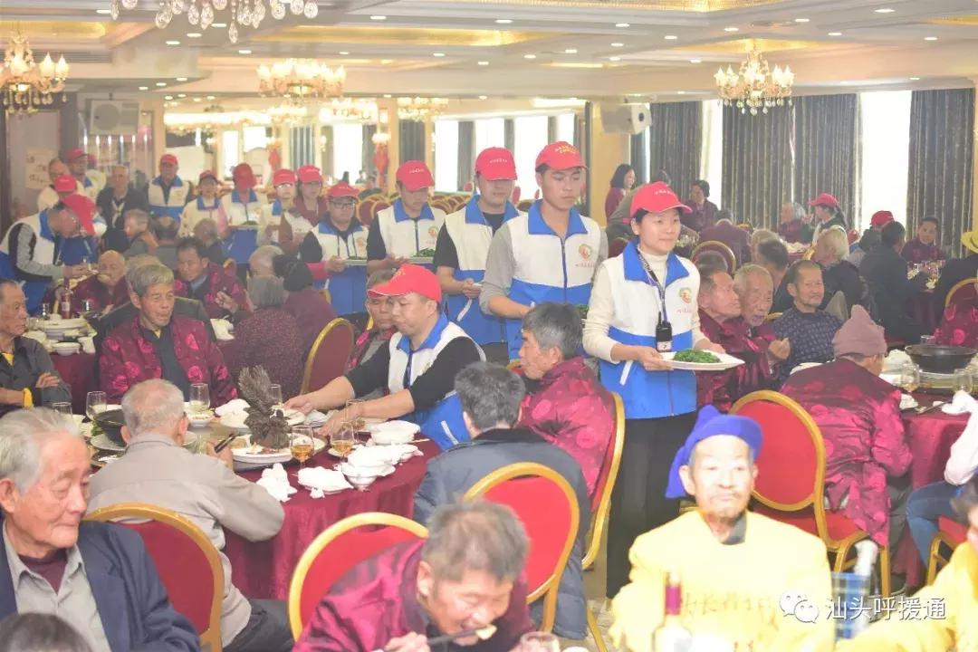 龙湖区第八个善待鳏寡百叟宴今举行铂晶大酒店多年资助大爱奉献