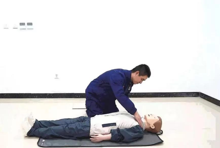 灾害中心肺复苏的第一步,心肺复苏急救培训消防