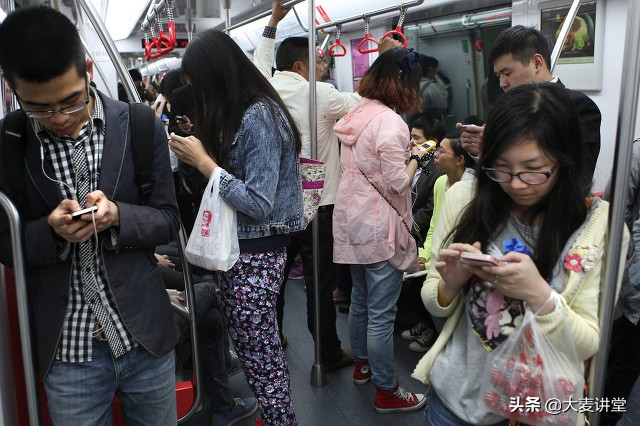 经常沉迷手机会出现什么病,长期沉迷手机对大脑的影响