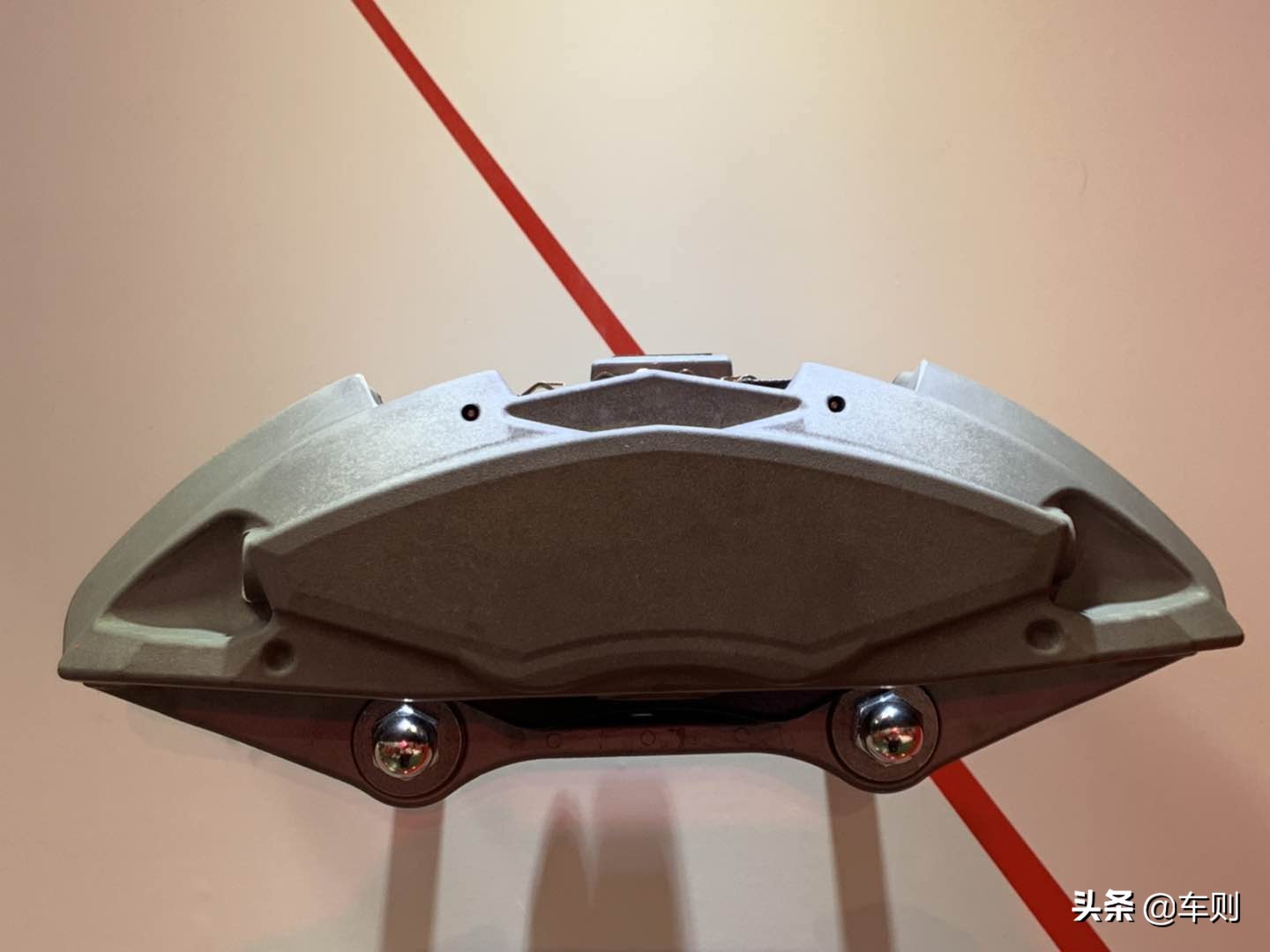 新款特斯拉modely布雷博brembo,布雷博brembo和brembo有什么区别