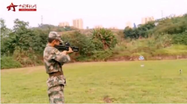 国产黑科技曝光，电磁枪轻松打穿9层木板，网友惊呼开挂