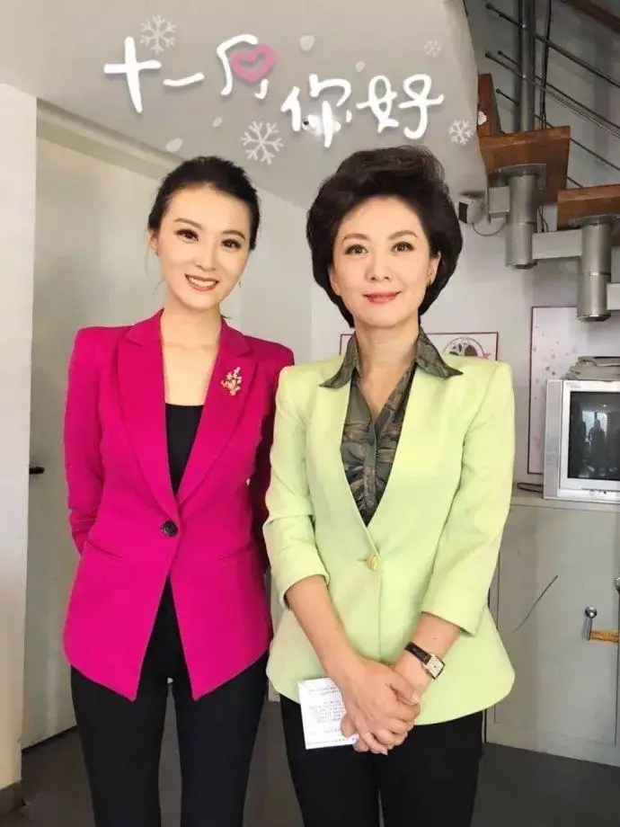 央视海霞西装照片,海霞主持人穿红色西装