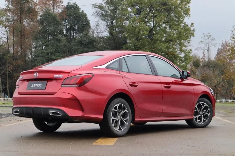 试驾名爵mg5手动挡红色,试驾名爵mg1.5